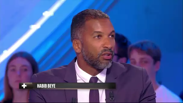 Habib Beye sur la main non sifflé pendant France / USA