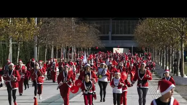 Des centaines de Pères Noël courent pour la bonne cause à Athènes
