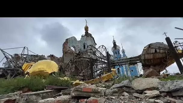 Dans un village fantôme du Donbass, deux survivants après les combats