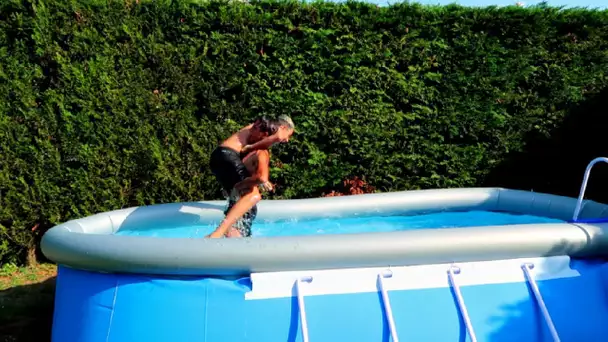 MOWMOW ET SON POTE FONT UN COMBAT DE CATCH DANS MA PISCINE ...