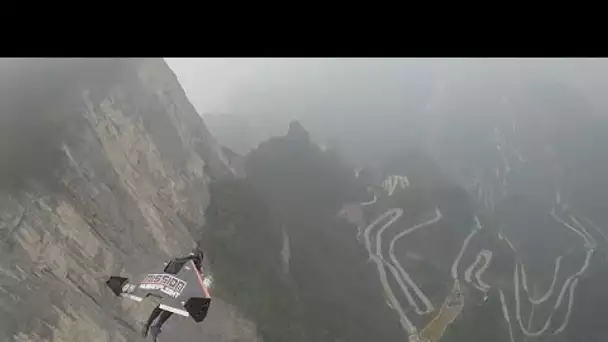 En wingsuit, ces deux Français traversent la grotte de Tianmen à 385km/h