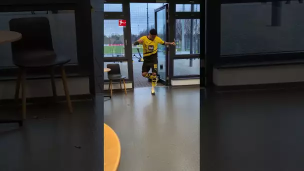 🤯 Quand Sancho rattrape son téléphone avec son pied ça donne ça ! #shorts