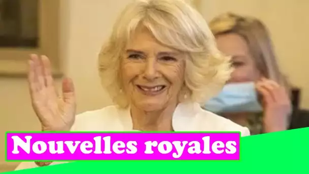 Camilla s'ouvre sur les cadeaux de Noël pour les petits-enfants dans un chat franc