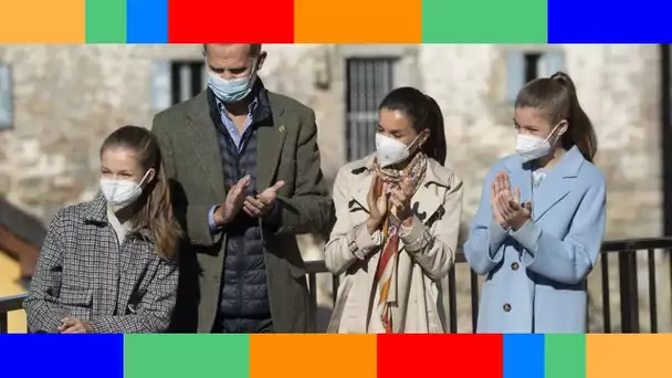 Letizia d'Espagne  en visite à Santa Maria del Puerto de Somiedo avec ses filles et son mari