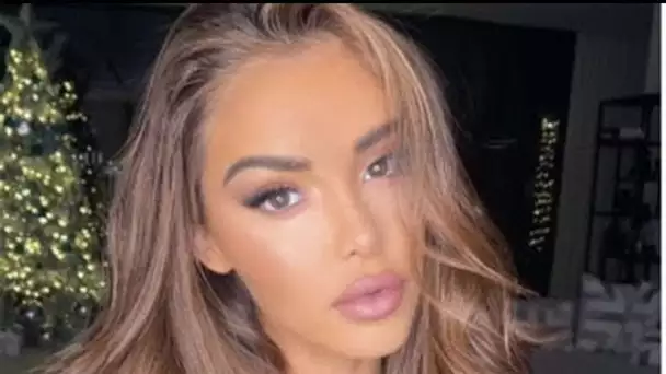 Nabilla "comblée" : elle affiche son décolleté sur le point d'exploser sur...