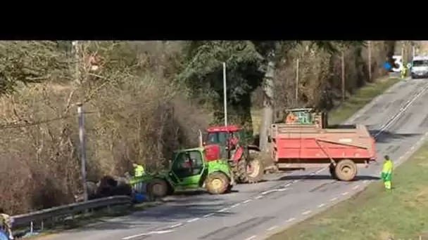 Après les manifestations les agriculteurs nettoient