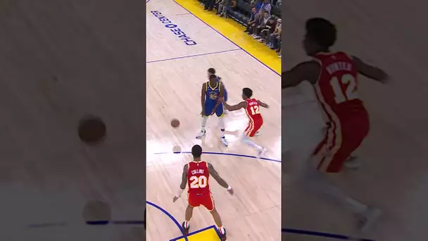 Draymond Green dish a pass that magically appears in Klay Thompson’s right hand! 👀 | #Shorts