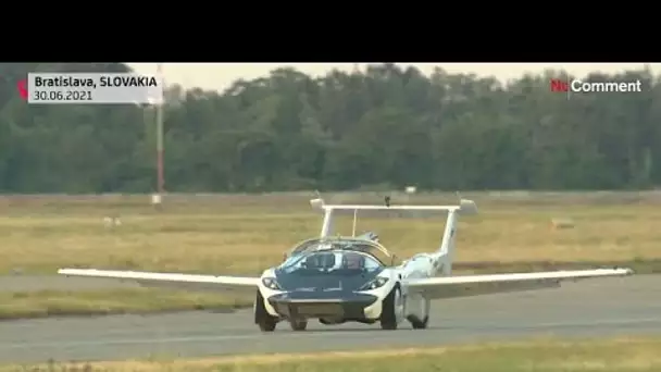 Une voiture volante dans le ciel slovaque