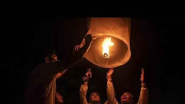 Indonésie: des centaines de lanternes ont illuminé le ciel pour la fête du Bouddha à Borobudur