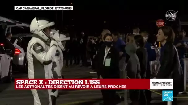 Les astronautes disent au revoir à leurs proches avant le décollage du SpaceX Crew-2 vers l'ISS