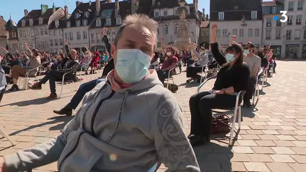 Besançon : 200 spectateurs assis place de la Révolution pour rappeler que la culture souffre