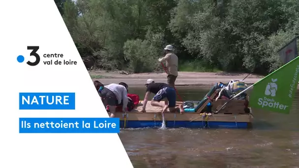 Nature : à bord d'un radeau en bois ils nettoient la Loire entre Saint-Ouen-sur-Loire et Orléans