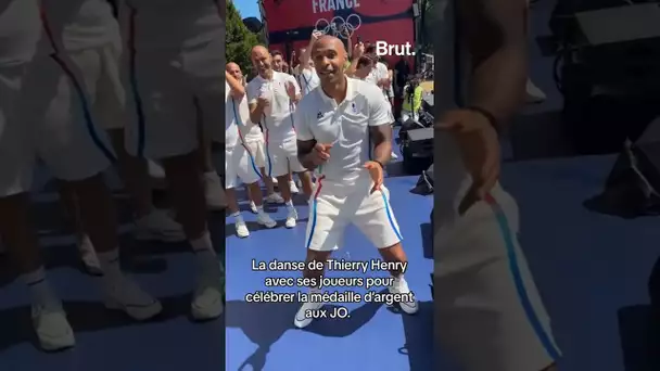 La danse de Thierry Henry avec ses joueurs après la médaille d'argent aux JO #paris2024