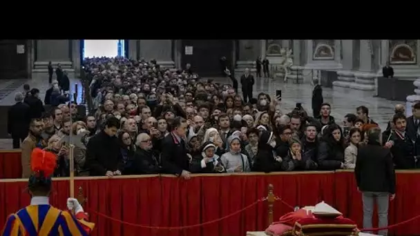 Des flots de fidèles à la basilique Saint-Pierre pour saluer Benoît XVI