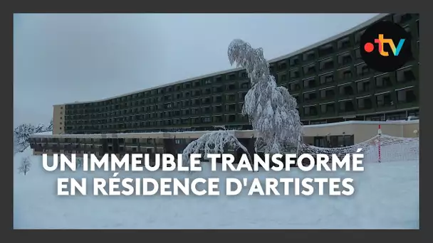 Déserté hors saison, cet immeuble dans une station de ski est transformé en résidence d'artistes