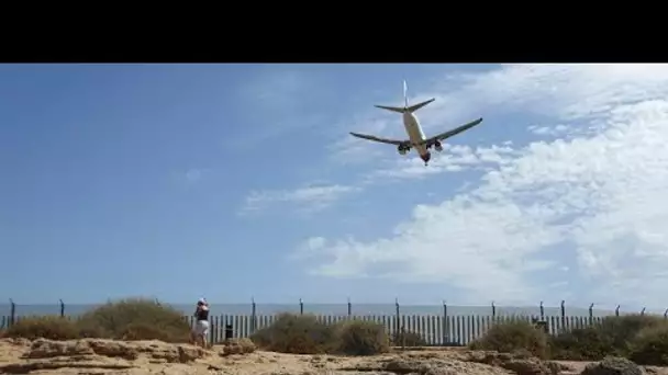 Espagne : un avion atterrit d'urgence, une vingtaine de personnes s'en enfuient