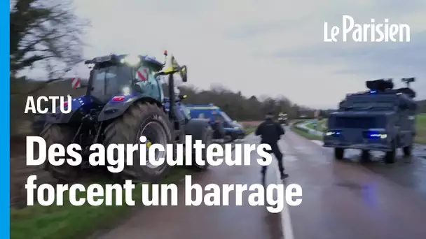 Des agriculteurs en colères forcent un barrage de la gendarmerie dans l'Essonne