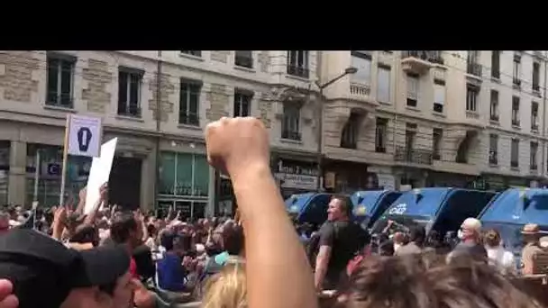 La police bloque le cortège de la manifestation anti-vaccin à Lyon place Jean Macé.