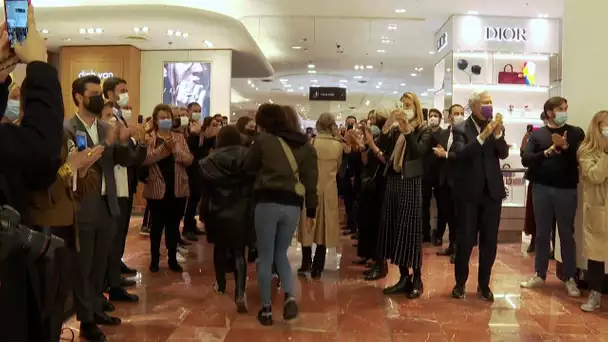 Réouverture : une haie d'honneur pour les premiers clients aux Galeries Lafayette