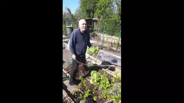 Christian Gutter, jardinier amateur, dans son jardin familial, dimanche 5 avril 2020