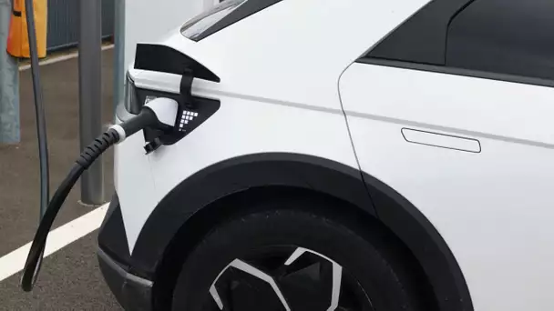 Bornes de recharge électrique : une nouvelle arnaque aux QR codes quasiment indétectables fait so…