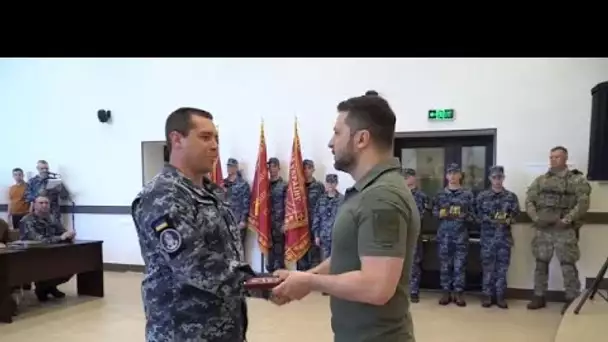 Volodymyr Zelensky célèbre la marine à Odessa, avancées russe à l'est