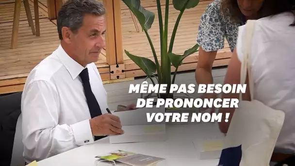 Sarkozy dédicace son livre a un rythme effréné (et il a une astuce)