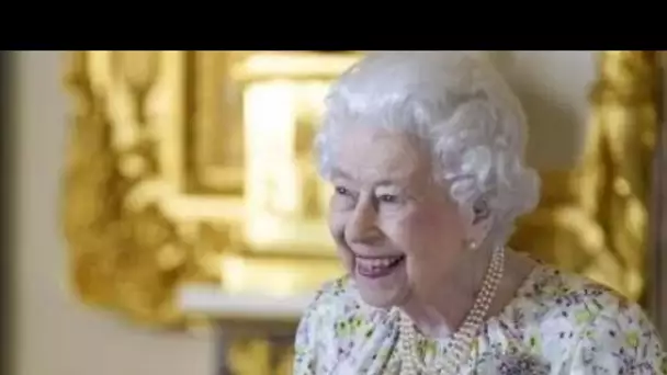 La reine revient à son meilleur: Monarch tout sourire alors qu'elle accueille les invités au château