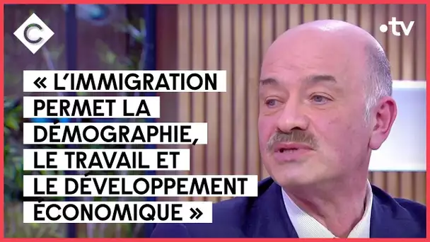 Éric Zemmour s’offre une nouvelle polémique au Bataclan, avec Alain Bauer- C à Vous - 15/11/2021