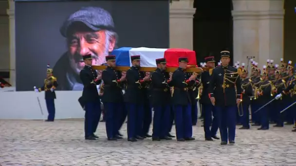 Le cercueil de Belmondo quitte les Invalides sur "Chi Mai", la musique du "Professionnel"