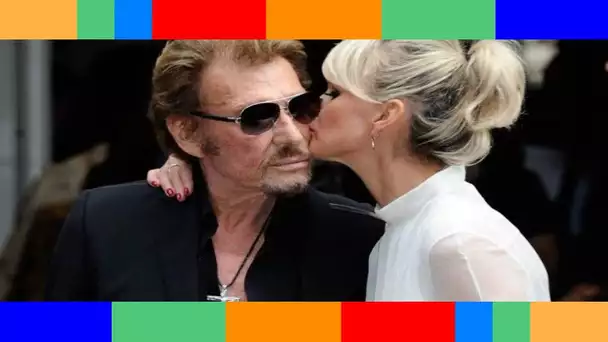 Il n'est pas loin  Quatre ans après la mort de Johnny, Laeticia Hallyday publie une vidéo intime