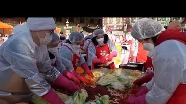 Quand les moines bouddhistes se joignent à des bénévoles pour préparer un plat coréen