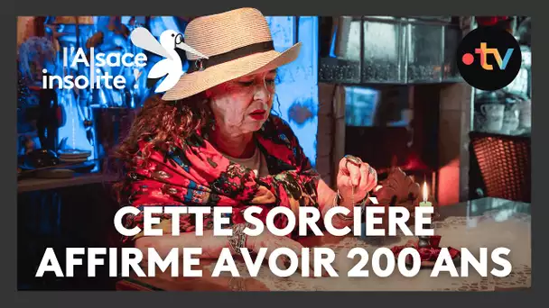 Boule de cristal, pendule, jeu de tarot : cette sorcière affirme avoir 200 ans