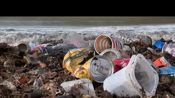 Après les pluies abondantes, les plages de Marseille jonchées de détritus