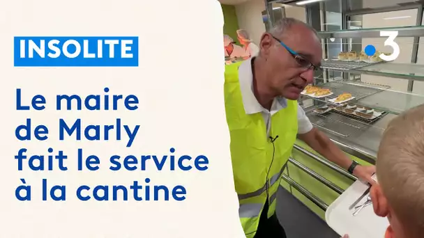 Le maire de Marly fait le service à la cantine pour palier le manque de personnel