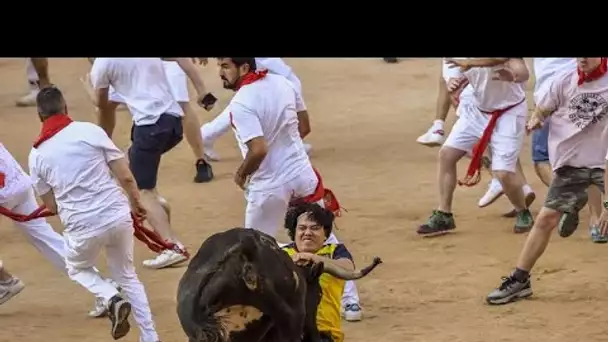 Un lâcher de taureaux "fous" aux célèbres fêtes de la San Fermín à Pampelune