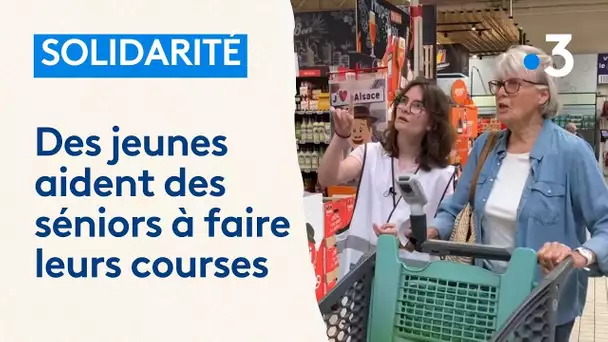 Des étudiants aident des séniors à faire leurs courses dans les grandes surfaces