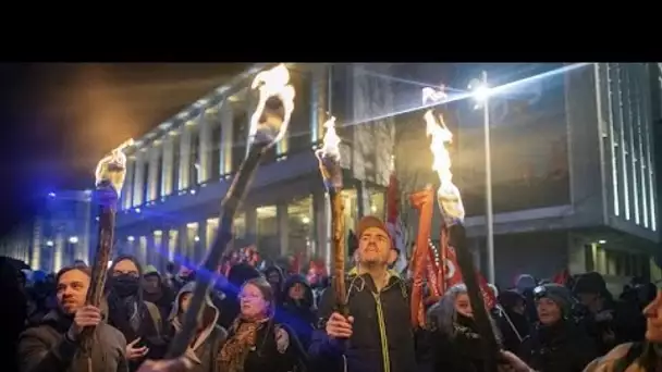 Une marche aux flambeaux à Paris contre la réforme des retraites