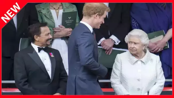 ✅  Elizabeth II “oublie” encore Harry : cette vidéo qui témoigne de sa contrariété en plein Megxit