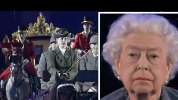 Lady Louise mène les chevaux royaux sous les applaudissements alors que la reine regarde l'hommage a