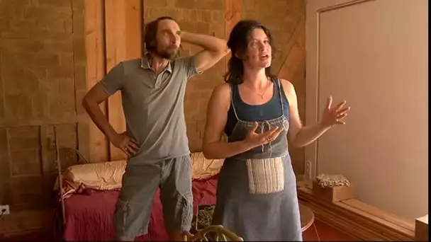 Jean-Luc, Sylvie et les enfants habitent enfin leur maison en paille !