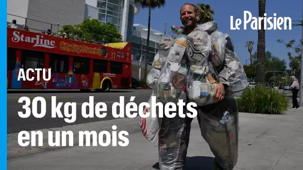 Il se balade avec 30 kg de déchets sur le dos pour dénoncer la surconsommation