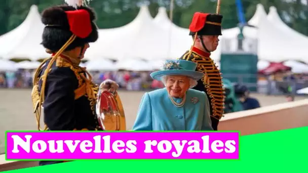 La regina sorride mentre partecipa al Royal Windsor Horse Show per il quarto giorno di questa settim
