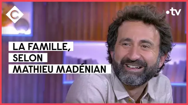 Mathieu Madénian : l'esprit de famille - C à vous - 20/01/2022