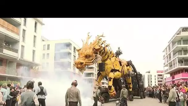 Long-Ma, le dragon jaune géant, crache du feu sur Toulouse