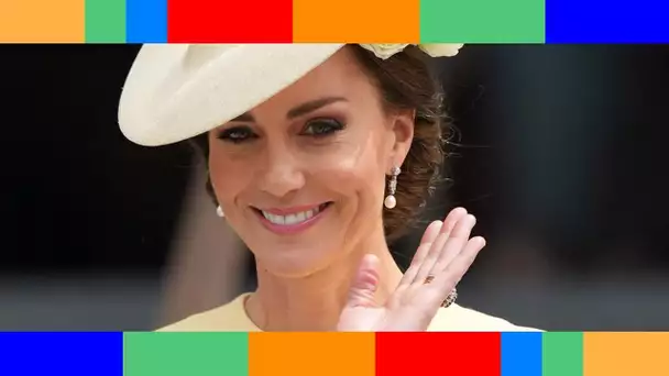 Kate Middleton : ce geste pour cacher sa timidité que sa fille Charlotte imite