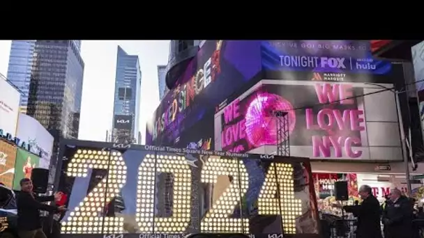 New-York : les illuminations du nouvel an ont été dévoilées à Times Square