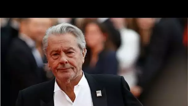 Alain Delon au bord des larmes après la mort de Jean-Paul Belmondo : "Je suis fracassé"