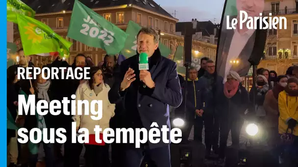 En meeting dans la rue avec Yannick Jadot : «Merci d’être venu malgré la tempête!»