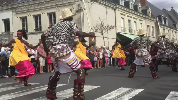 Déambulation de la troupe ougandaise pour l&#039;inauguration du 47 ème festival de Montoire.